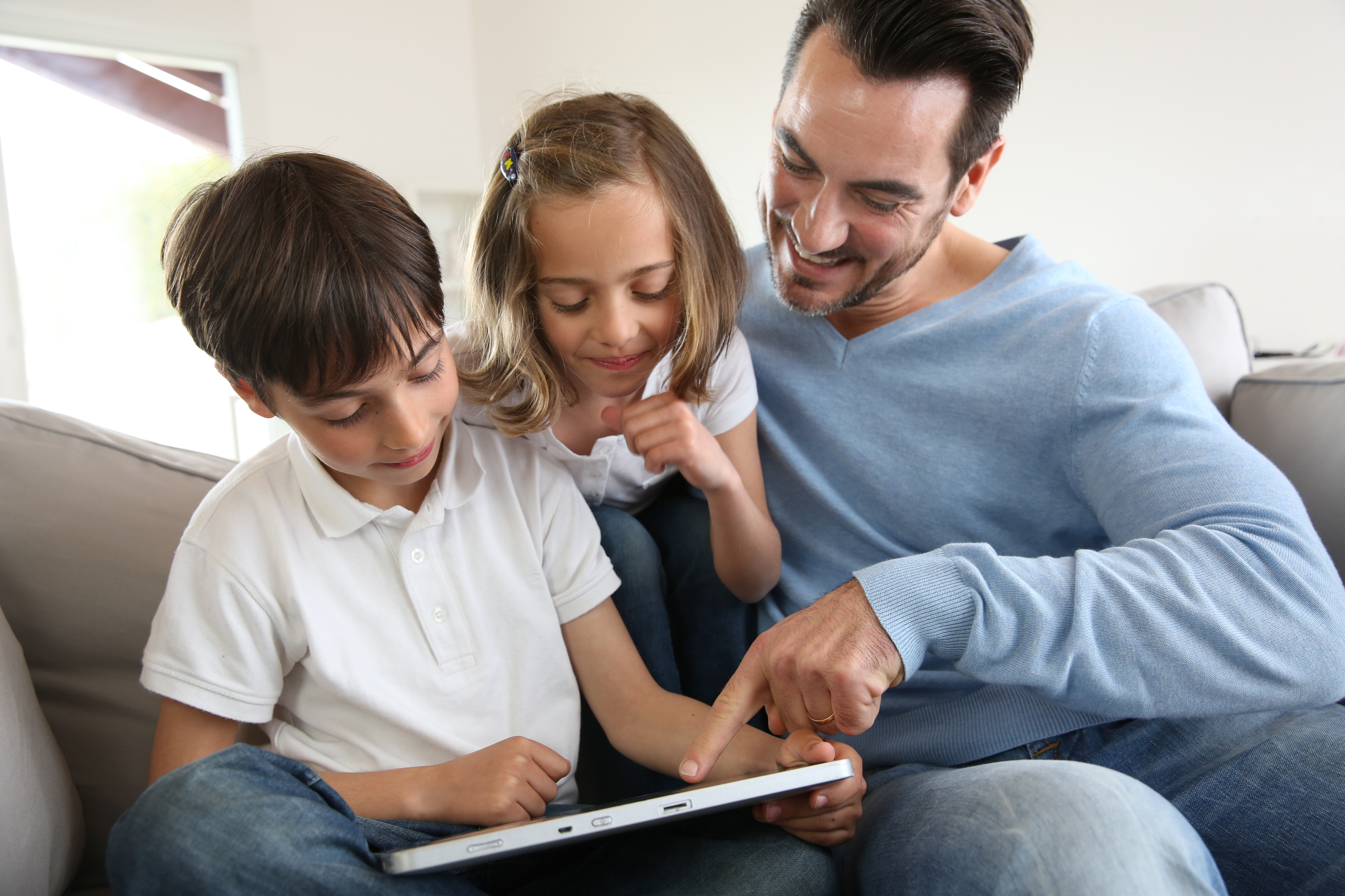 children-with-daddy-tablet