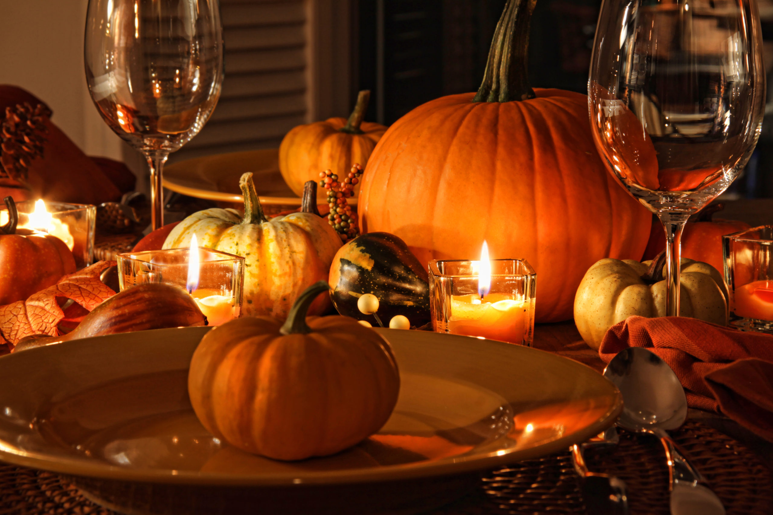 Ужин осень. Осенний ужин. Тыква на столе. Свечи тыква Хэллоуин. Вино из тыквы.