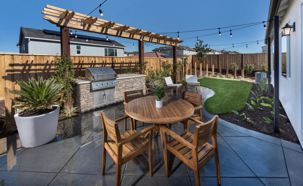 Lennar backyard with outdoor dining and entertaining space